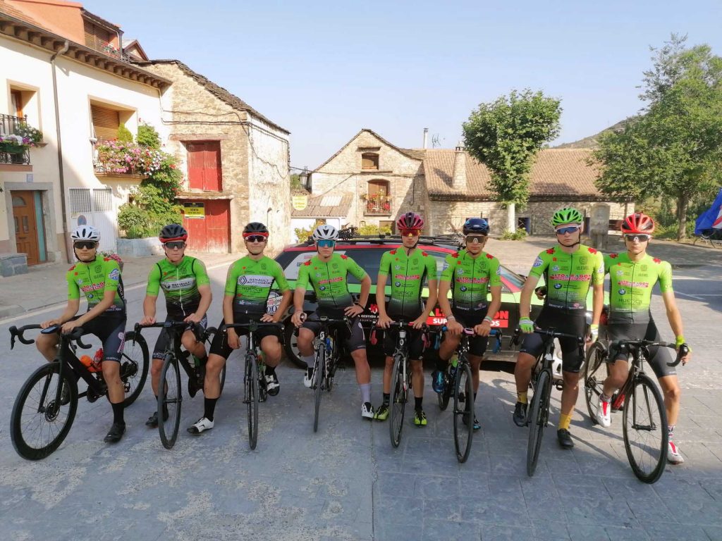 El equipo junior del Club Ciclista Oscense se encuentra en Casa Pérez (Yebra de Basa) para seguir preparando la segunda parte de la temporada.